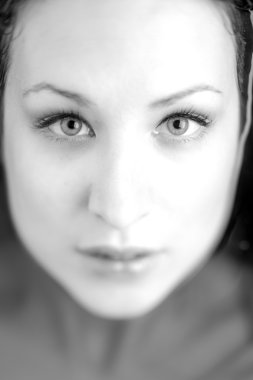 Seksi genç manken mükemmel cilt ve glamour makyaj ile portresi.