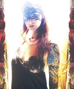 Terk edilmiş bir depo içinde güzel bir model portresi. 