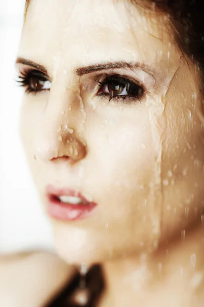 Um retrato de um modelo jovem sexy com pele perfeita e posando no chuveiro . — Fotografia de Stock