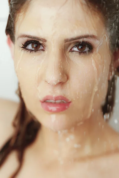 Ett porträtt av en sexig ung modell med perfekt hud och poserar i duschen. — Stockfoto