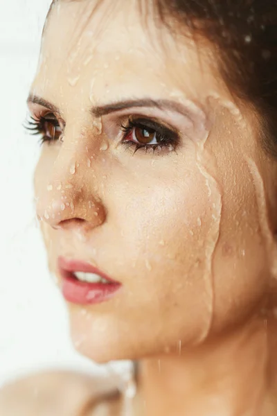 Un retrato de una sexy joven modelo con la piel perfecta y posando en la ducha . —  Fotos de Stock