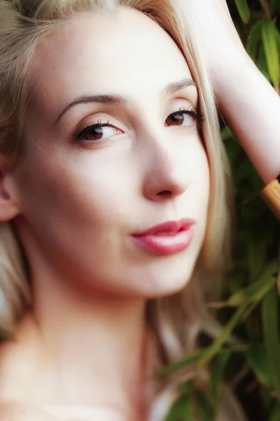 A portrait of a sexy young model with perfect skin and glamour makeup. — Stock Photo, Image