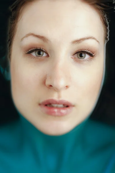 Een portret van een jonge sexy model met perfecte huid en glamour make-up. — Stockfoto
