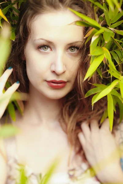 Portret seksowny młoda modelka z idealnym skóry i seksowny makijaż. — Zdjęcie stockowe
