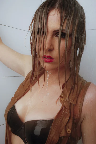 一个性感的年轻模型，完美的肌肤和构成在淋浴的肖像. — 图库照片
