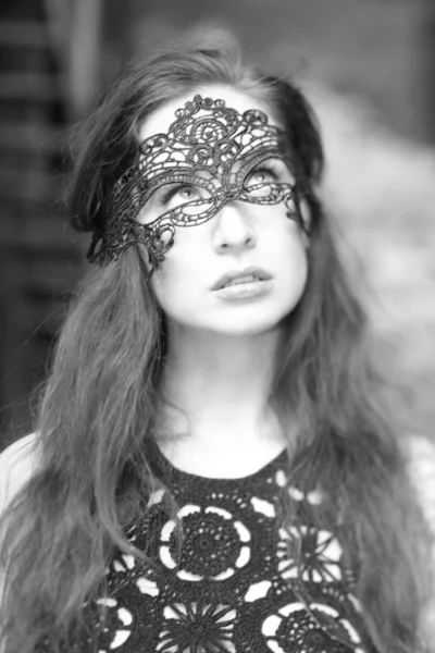 A portrait of a beautiful model in an abandoned warehouse. — Stock Photo, Image