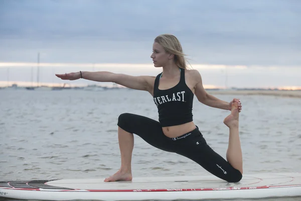 A portrait of a sexy young model doing Sup Yoga. — Stock Photo, Image