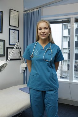 Genç kadın doktor onu cerrahi.