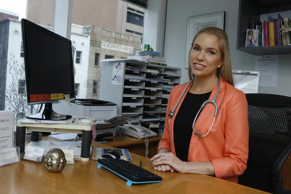 Een jonge vrouwelijke arts in haar chirurgie. — Stockfoto