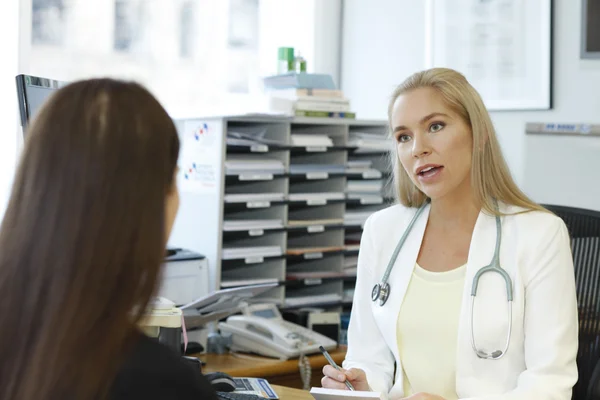 Een jonge vrouwelijke arts in haar chirurgie. — Stockfoto