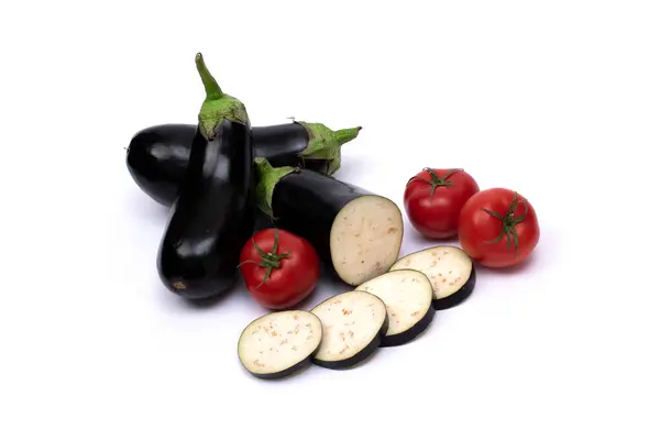 Berinjela Com Tomates Pequenos Berinjelas Isoladas Fundo Branco Com Tomates — Fotografia de Stock