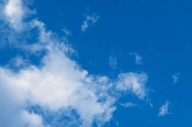 Beyaz bulutlu güzel mavi gökyüzü. Gökyüzünün bulutlu doğal arkaplanı.