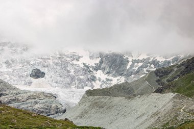 İsviçre Alplerindeki Lac de Moiry 'nin aşağısındaki dağ manzarası. Grimentz Vallis, CH İsviçre.