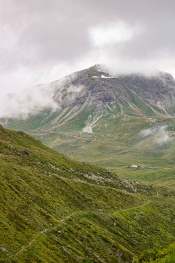 İsviçre Alplerindeki Lac de Moiry 'nin aşağısındaki dağ manzarası. Grimentz Vallis, CH İsviçre.