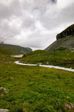 İsviçre Alplerindeki Lac de Moiry 'nin aşağısındaki dağ manzarası. Grimentz Vallis, CH İsviçre.