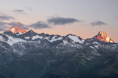 İsviçre Alpleri üzerinde gün doğumu, İsviçre