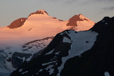 İsviçre Alpleri üzerinde gün doğumu, İsviçre