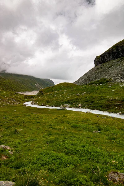 瑞士阿尔卑斯山湖下莫里山景的空中景观 在瑞士Ch的Grimentz Vallis — 图库照片