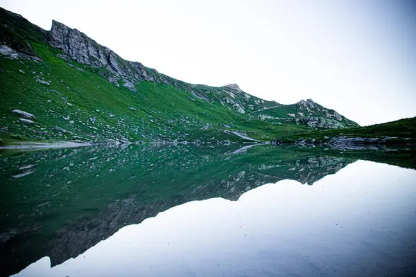 美丽的湖景映衬着迷人的倒影 后面是山脉 宁静的风景如画 瑞士阿尔卑斯山 — 图库照片