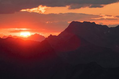 İsviçre Alplerinde Güzel Dağ ve Günbatımı. Sarı Gündoğumu Arkaplanı 'ndaki Dağların Karanlık Silueti. İsviçre