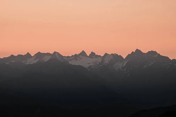 Vackra Berg Och Solnedgång Vid Schweiziska Alperna Mörk Silhuett Berg — Stockfoto