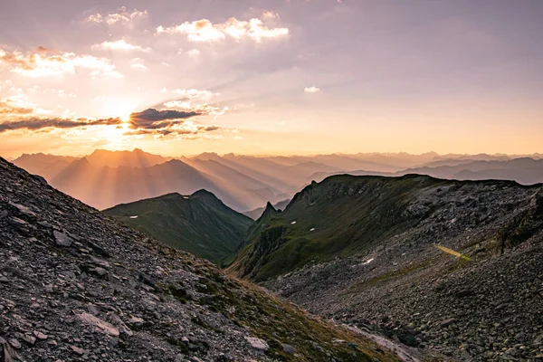 Ανατολή Του Ήλιου Στα Ελβετικά Βουνά Καλοκαιρινή Πεζοπορία Στην Ελβετία — Φωτογραφία Αρχείου