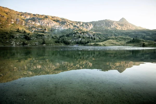 Bettmeralp Dorf Schweiz Bei Sonnenaufgang Spiegel See — Stockfoto