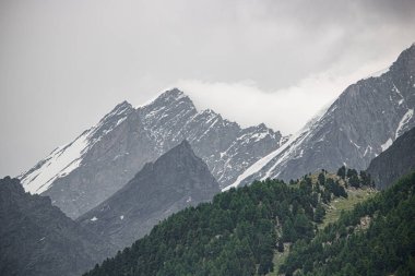 İsviçre Alpleri 'ndeki Matterhorn yakınlarındaki turistik gezinin inanılmaz manzarası..