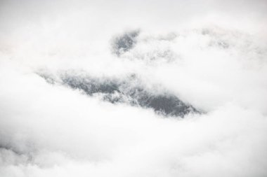 Bulutlarda İsviçre dağları, İsviçre 'de sisli hava. minimalizm