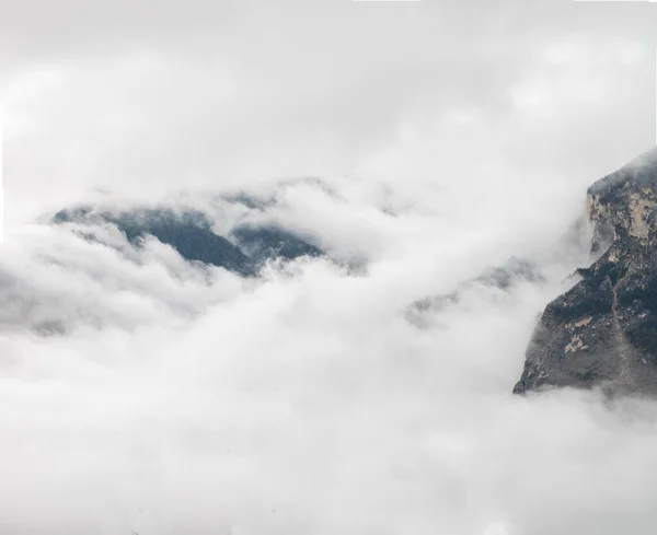 Svájci Hegyek Felhőkben Ködös Idő Svájcban Minimalizmus — Stock Fotó