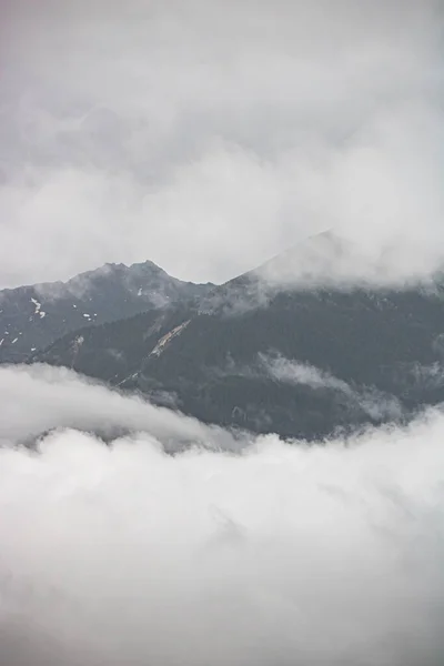 Svájci Hegyek Felhőkben Ködös Idő Svájcban Minimalizmus — Stock Fotó