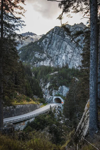 Άσφαλτο Δρόμο Στο Βουνό Ελβετικές Άλπεις Σήραγγας — Φωτογραφία Αρχείου