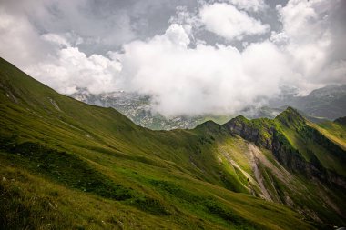 Vadinin yukarısındaki Alp Dağı Diethelm ve İsviçre 'deki Wagitalersee Gölü Waegitalersee Kantonu, Schwyz Kantonu. Seyahat fotoğrafları.