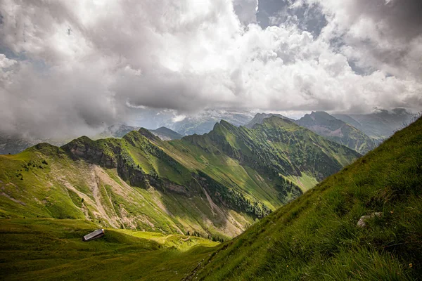 Alpine Βουνό Diethelm Πάνω Από Την Κοιλάδα Και Αλπική Λίμνη — Φωτογραφία Αρχείου