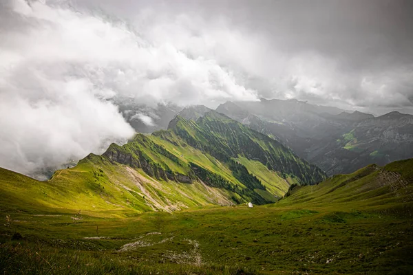 Alpine Βουνό Diethelm Πάνω Από Την Κοιλάδα Και Αλπική Λίμνη — Φωτογραφία Αρχείου