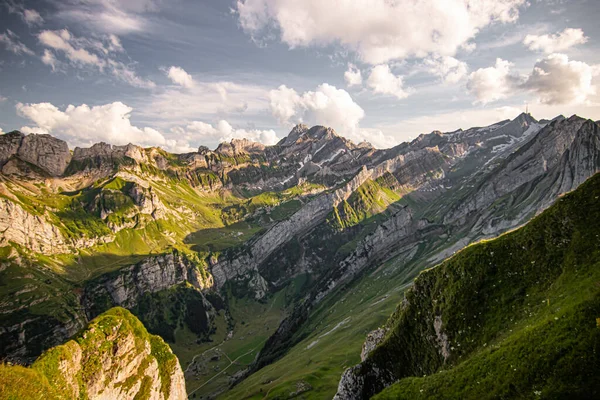 Zomer Wandelen Zwitserse Bergen Groen Gras Zonnige Dag Zwitserland — Stockfoto