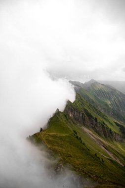 Bulutlardaki dağ zirvesi. Dağların tepesinde. İsviçre Alpleri, muhteşem manzaralar.