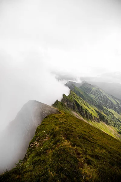 Pico Montaña Las Nubes Cima Las Montañas Alpes Suizos Paisajes —  Fotos de Stock