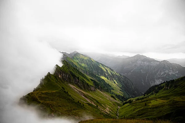 Κορυφή Του Βουνού Στα Σύννεφα Στην Κορυφή Των Βουνών Ελβετικές — Φωτογραφία Αρχείου