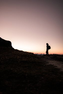 İsviçre dağlarında bir kadının silueti. İsviçre 'de yürüyüş