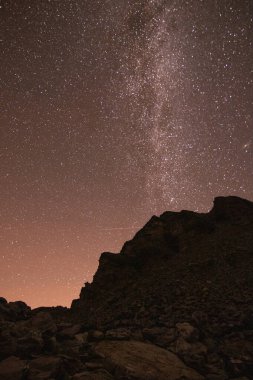 Yıldızlı gökyüzü olan gece manzarası. İsviçre 'deki Alp Dağları
