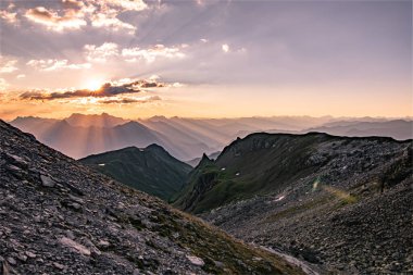 İsviçre dağlarında gün doğumu. İsviçre 'de yaz yürüyüşü
