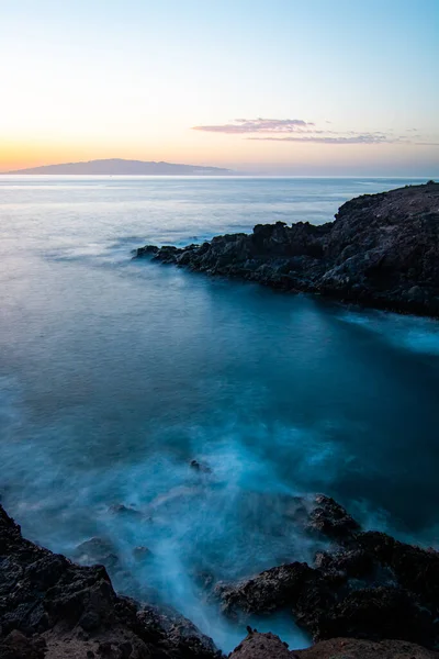 Tenerife adasındaki deniz kıyısında dramatik günbatımı, kanarya adaları — Stok fotoğraf