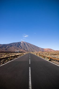 Günbatımında Tenerife 'deki volkan tepesine giden yol, Kanarya Adaları, İspanya