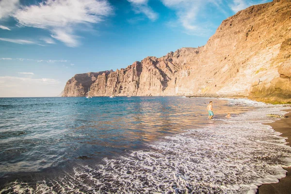 Gün batımında yüksek uçurumları olan Los Gigantes sahilinin muhteşem manzarası. Los Gigantes, Tenerife, Kanarya Adaları. Sanatsal resim. Güzellik dünyası.
