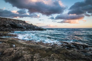 Tenerife adasında, kanarya adalarında, İspanya 'da taş resif okyanusunda dalgalar kırılıyor.