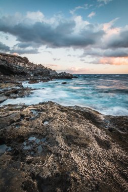 Tenerife adasında, kanarya adalarında, İspanya 'da taş resif okyanusunda dalgalar kırılıyor.