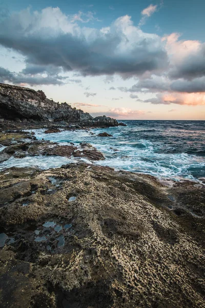 Tenerife Adasında Kanarya Adalarında Spanya Taş Resif Okyanusunda Dalgalar Kırılıyor — Stok fotoğraf