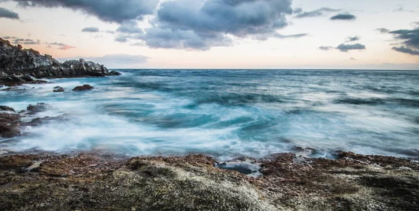 Tenerife Adasında Kanarya Adalarında Spanya Taş Resif Okyanusunda Dalgalar Kırılıyor — Stok fotoğraf