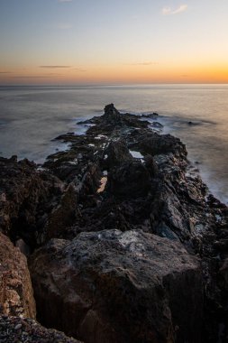 Tenerife Adası 'nda gün batımında kıyı şeridinde mor ışıklar. yaz tatili